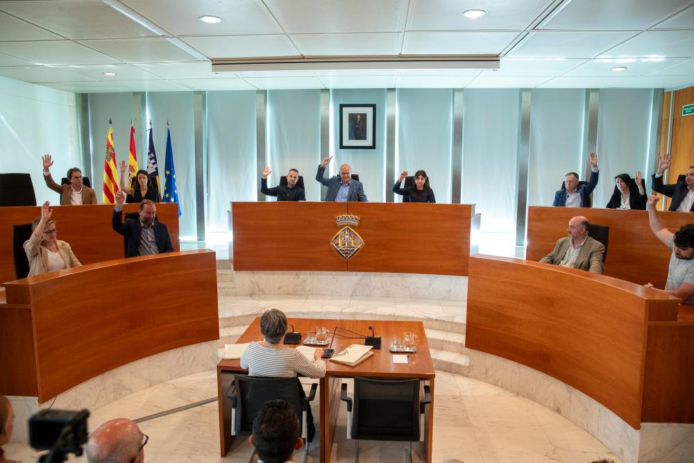 Imagen El Consell d’Eivissa eleva al Parlament de les Illes Balears la proposta legislativa per regular l’entrada de vehicles a l’illa