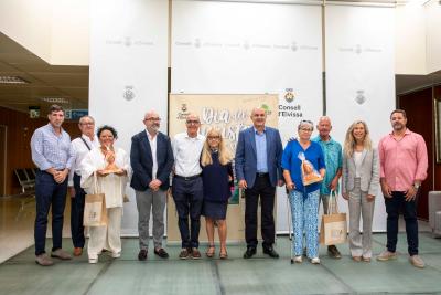 Imatge El Consell ret homenatge a set turistes fidels i enamorats d’Eivissa