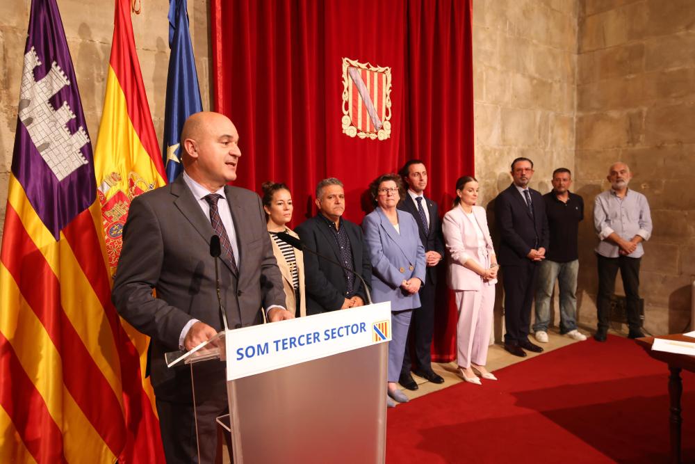 Imagen Vicent Marí signa el protocol que millorarà les condicions salarials i laborals dels treballadors dels concerts socials a Eivissa