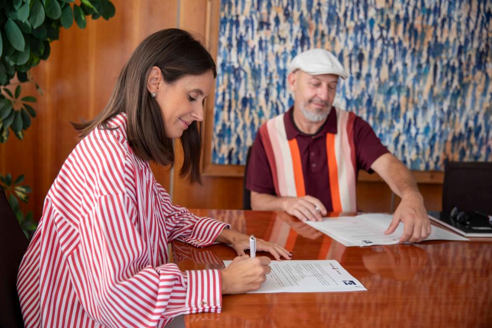 Imagen El Consell d'Eivissa signa un conveni de col·laboració amb l’Escola d’Art per a la realització dels cursos de Patronatge i Confecció i de Ceràmica