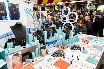 Imatge Deu artesans d’Eivissa participen en la Fira de Artesans de Milà fins al...