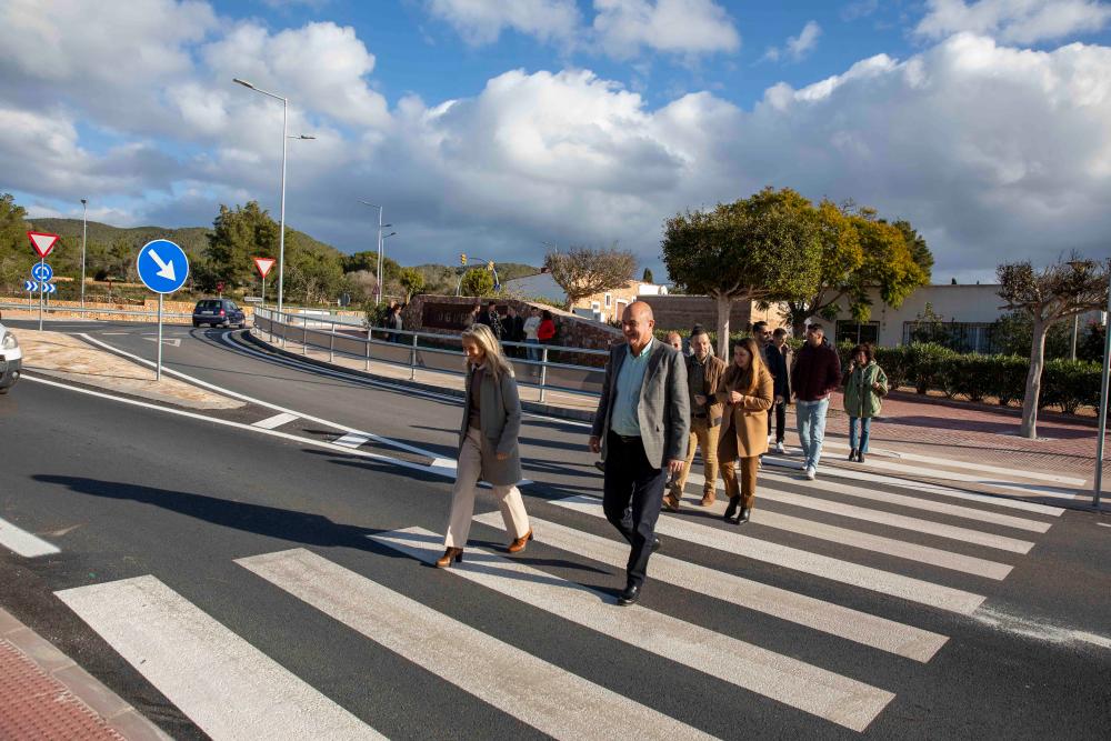 Imagen Vicent Marí i Carmen Ferrer inauguren el nou vial per a vianants i la rotonda des Puig d’en Fita i Can Ramon