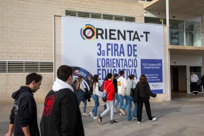 Imatge La fira Orienta’t permet als estudiants d’Eivissa explorar les seves...