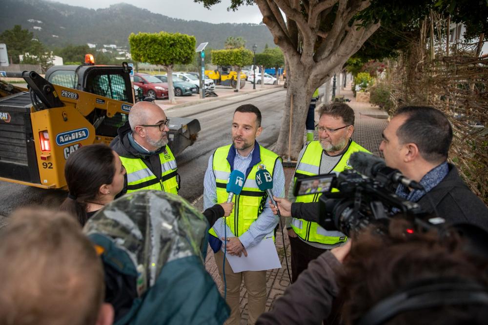 Imagen Avancen els treballs de millora de la carretera d’es Cubells després d'una inversió de 1,5 milions d’euros en diferents punts de la xarxa viària insular